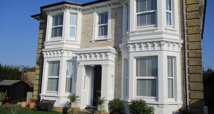 Lovely, Spacious, 3 Bedded, First Floor Apartment