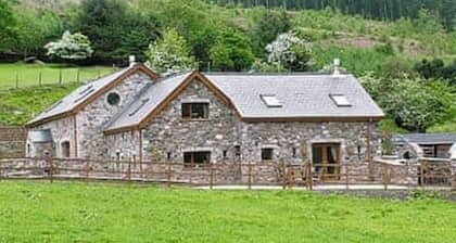 3-bed House in Neath With Pool, hot tub and Sauna
