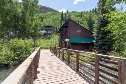 Manitou Lodge 2 Hotel Room by Alpine Lodging Telluride