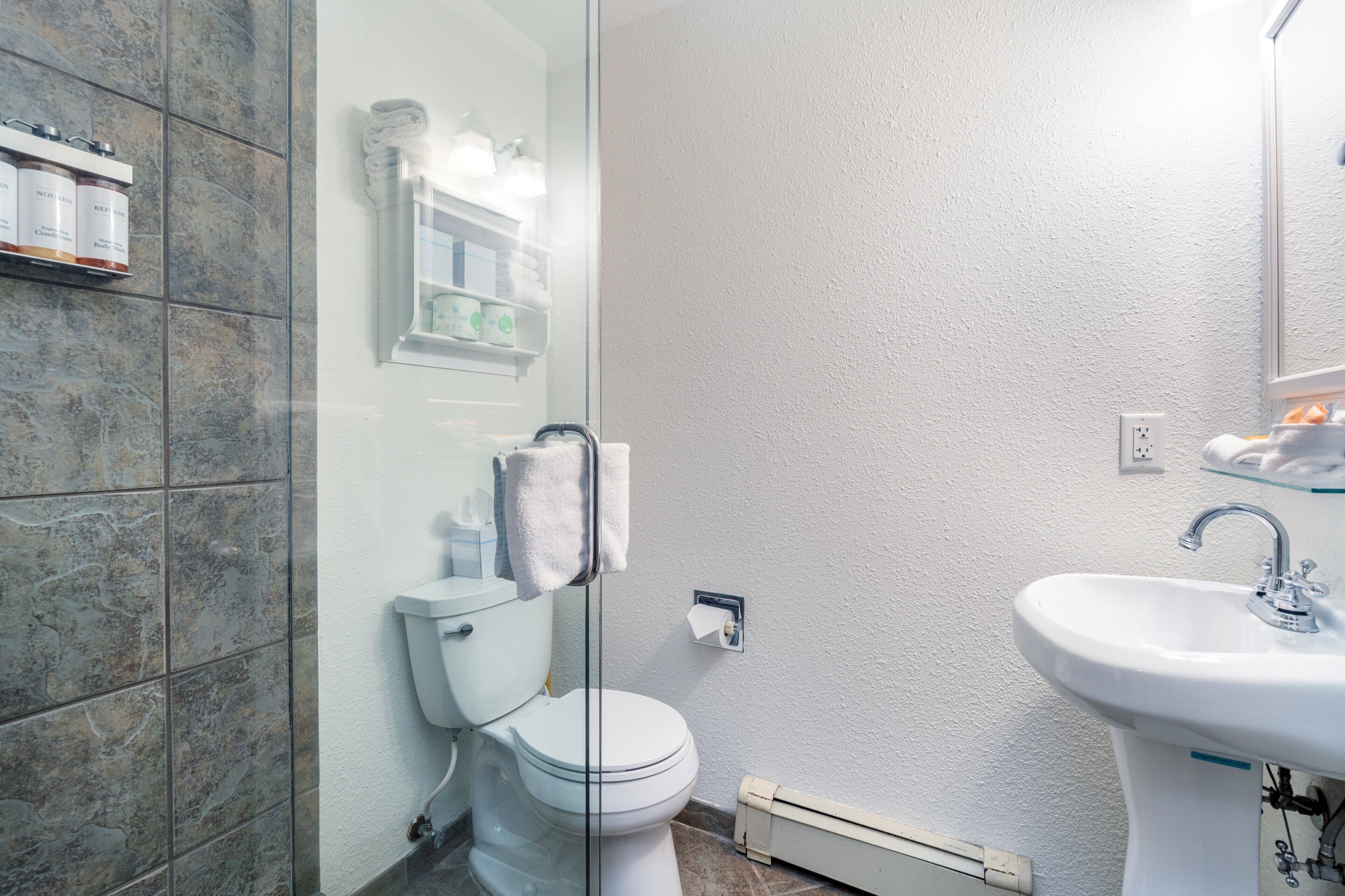Estudio | Baño | Toallas y shampoo 