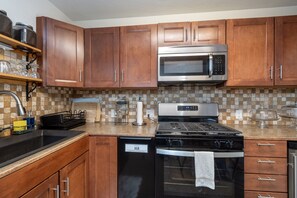 Studio | Private kitchen | Fridge, coffee/tea maker - Manitou Lodge 2 Hotel Room by Alpine Lodging Telluride (Telluride)