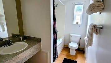 Een badkamer met een wastafel, toilet en douche.