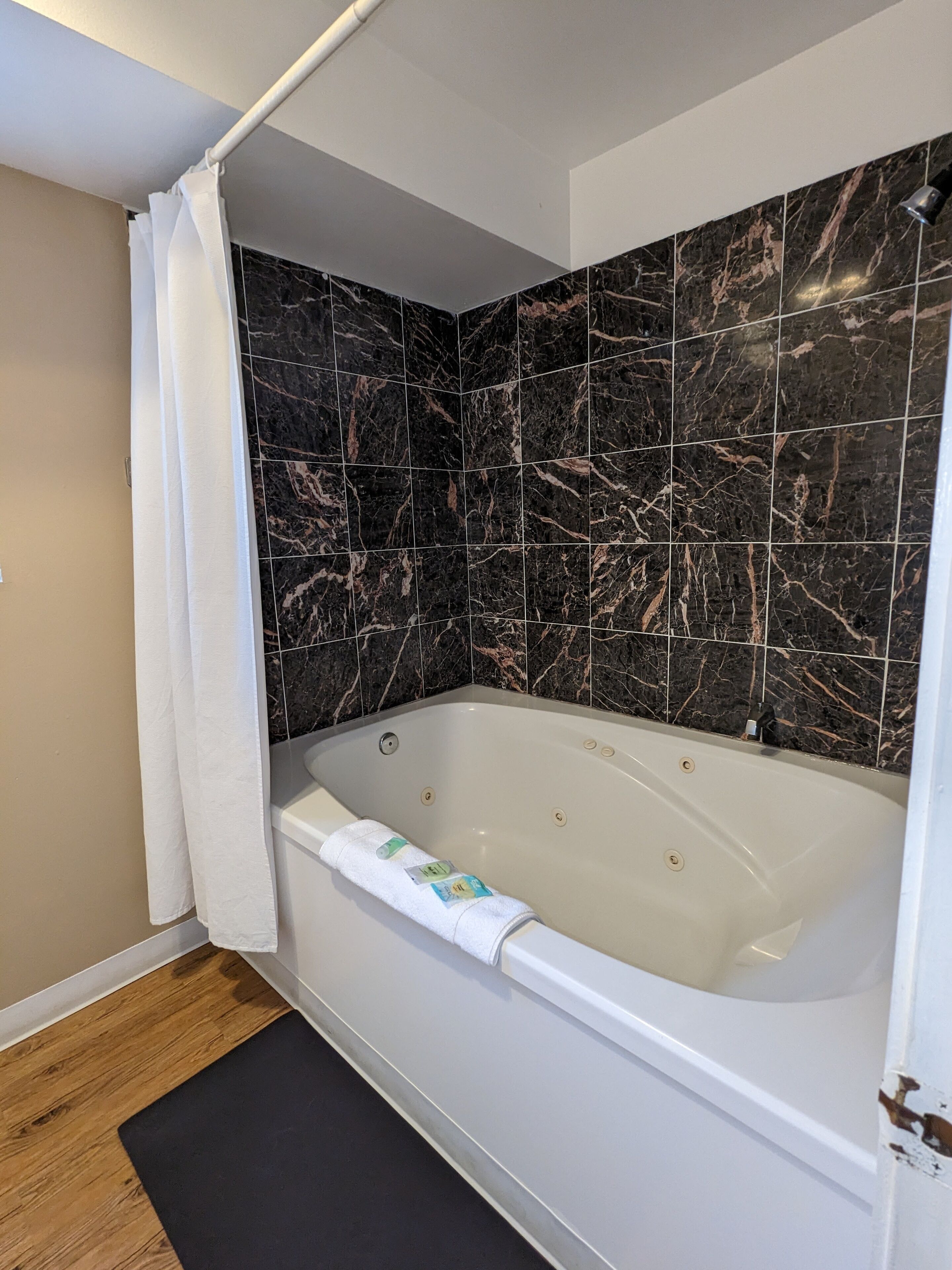 Deluxe Room | Bathroom | Hair dryer, towels