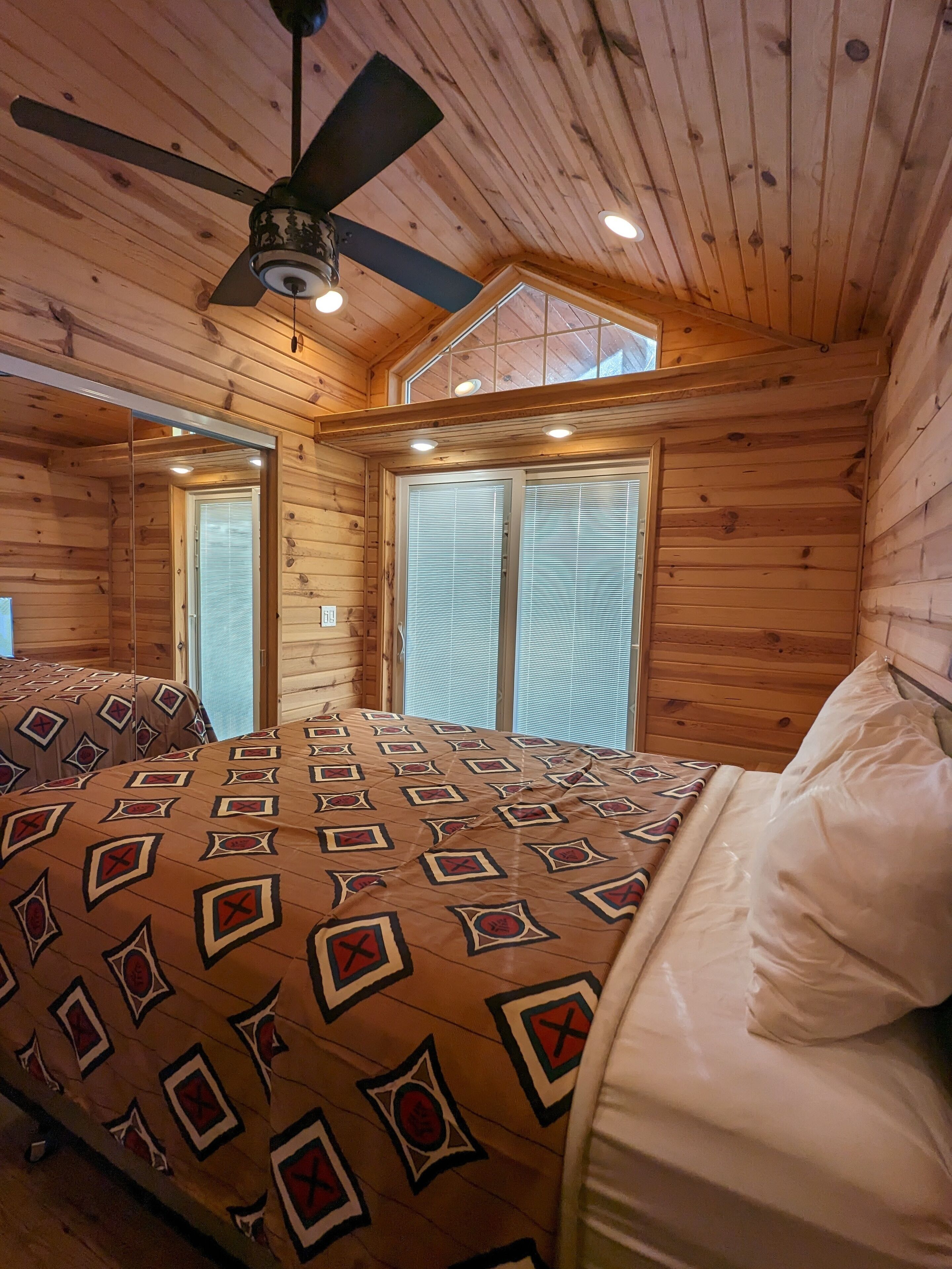 Deluxe Cabin | Free WiFi, bed sheets