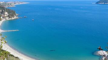 Una spiaggia nelle vicinanze