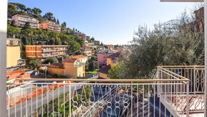 A balcony with a metal railing overlooking a residential area with buildings and trees. - Gorgeous apartment in Alassio with WiFi (Alassio)