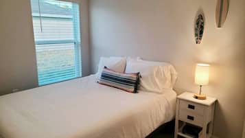 3 slaapkamers, een bureau, een strijkplank/strijkijzer, reisbedje