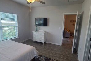 3 chambres, bureau, fer et planche à repasser, lit de bébé portatif