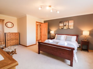 4 Schlafzimmer, individuell dekoriert, individuell eingerichtet