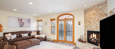 Condo, 3 Bedrooms | Living area