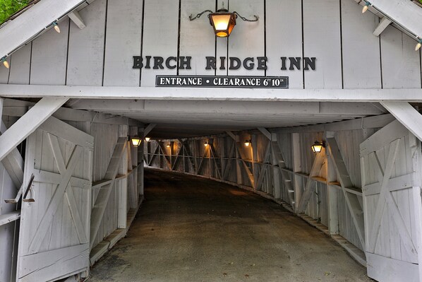 L’entrée de l’auberge Birch Ridge, avec un panneau indiquant une hauteur libre de 2,08 mètres (6 pieds 10 pouces).