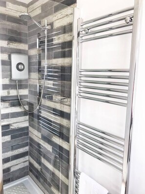 Chalet | Bathroom | Shower, hair dryer, towels
