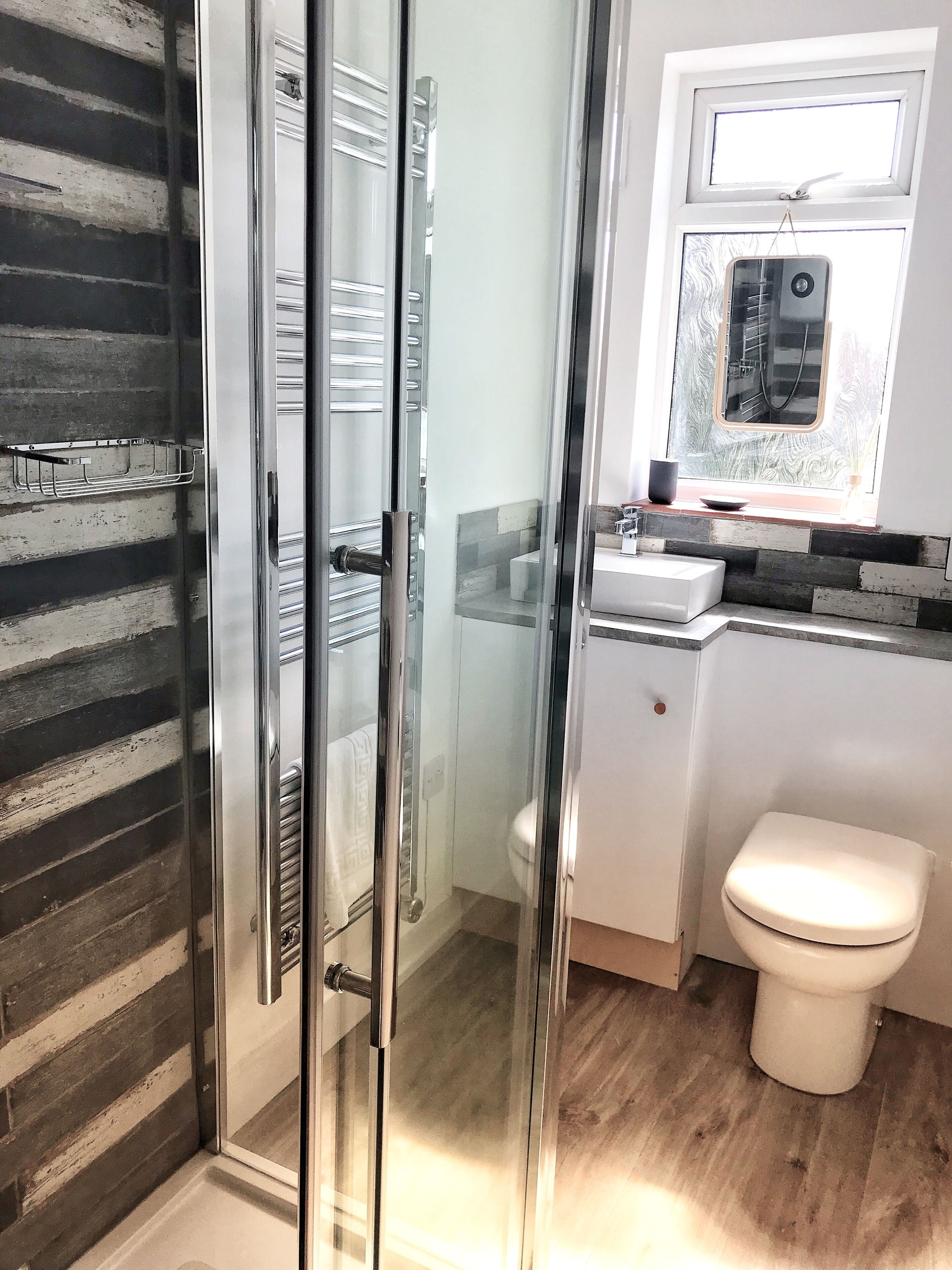Chalet | Bathroom | Shower, hair dryer, towels