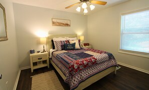 2 bedrooms, WiFi, bed sheets - Annie's Cottage- Your Spring Fling Getaway in Bay St. Louis! 2 Adjustable Queens (Bay St. Louis)