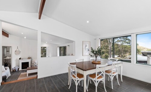 Shell Cottage: Spacious Family Accommodation 2 min Walk to Beach & Ocean views