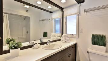 Cottage, 1 Bedroom | Bathroom | Towels