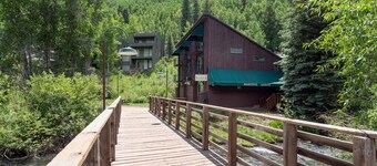 Manitou Lodge 3 Hotel Room by Alpine Lodging Telluride