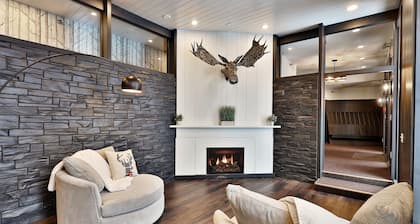 The Birch Ridge: American Classic Room #7 - King Suite In Killington. Hot Tub. 1 Bedroom Home