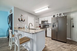 Frigorifero, microonde, forno, piano cottura