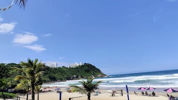 公寓 | 海滩 | 在海滩、白沙、海滩遮阳伞、排球