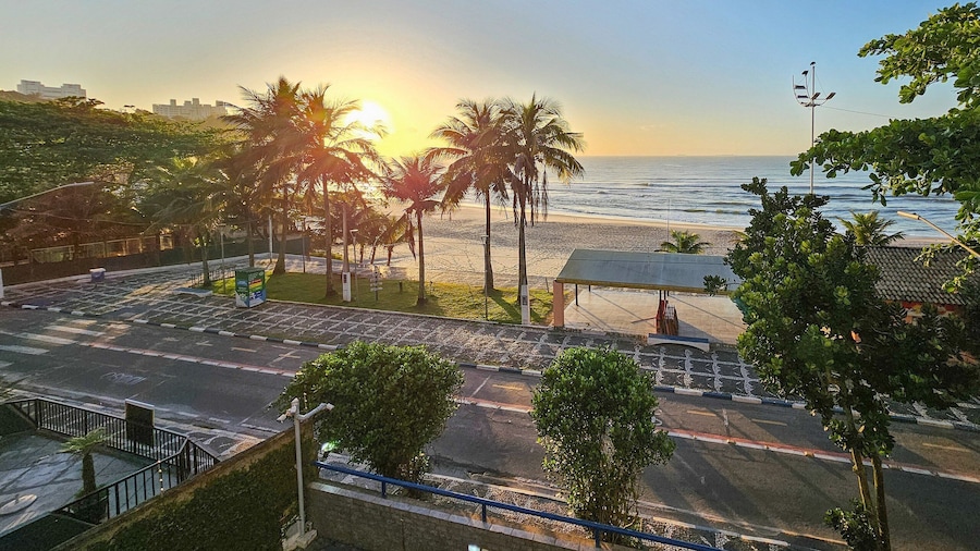 Pé na areia do Guarujá - Praia do Tombo (F)