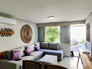 Apartment | Living area | Smart TV - Pé na areia do Guarujá - Praia do Tombo (F) (Guarujá)