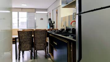 Apartamento | Cozinha privada | Geladeira grande, fogão, liquidificador, forno com torradeira