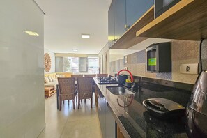 Apartemen | Dapur pribadi | Lemari es besar, oven, blender, dan oven pemanggang