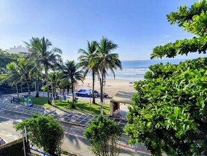 公寓 | 海灘 | 位於海灘上、白沙、遮陽傘、排球