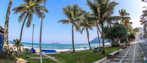 Apartment | Strand | Am Strand, weißer Sandstrand, Sonnenschirme, Volleyball