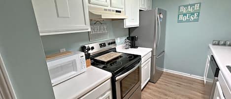Geladeira, micro-ondas, fogão, cooktop