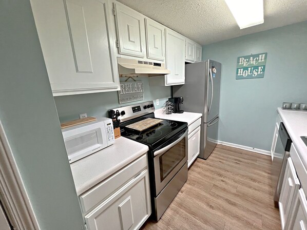 Fridge, microwave, oven, stovetop - 🐠 Time to find some treasures on your beach walk🤿 Call today (Gulf Shores)