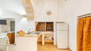 A compact kitchen with a built-in toaster, a refrigerator, and a small countertop. - 3180 Appartamento Raffaella by Barbarhouse (Gallipoli)