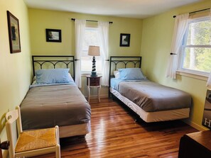 2 bedrooms, iron/ironing board, free WiFi, bed sheets - Cozy Cabin located minutes from Whitefish Dunes Park (Sturgeon Bay)