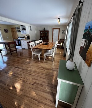 Dining - Cozy Cabin located minutes from Whitefish Dunes Park (Sturgeon Bay)