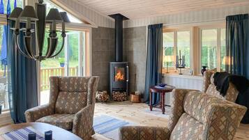 Una chimenea, un reproductor de DVD