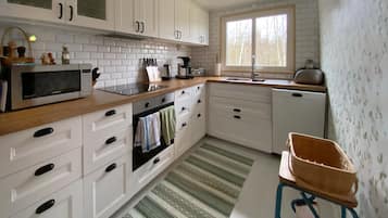 Frigorífico, horno, placa de cocina y lavavajillas