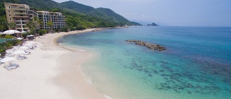 Ubicación a pie de playa, tumbonas y toallas de playa