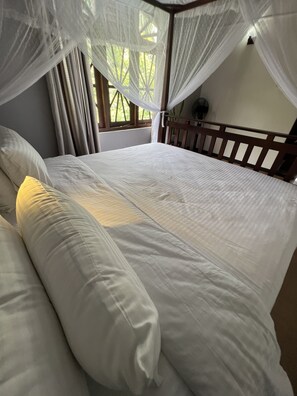 4 slaapkamers, een bureau, een strijkplank/strijkijzer, wifi