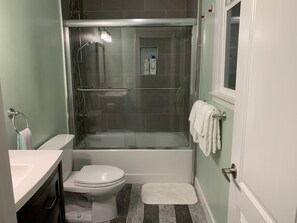 Dusche, Haartrockner, Handtücher, Seife