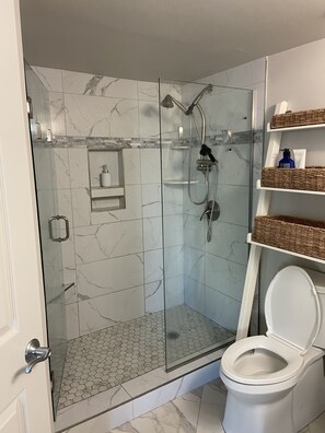 Shower, hair dryer, towels, soap - Laguna Keyes hideaway (North Myrtle Beach)