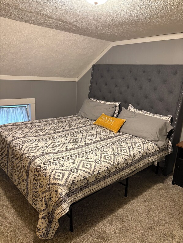 4 chambres, bureau, fer et planche à repasser, lit de bébé portatif