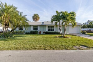 Exterior - Hart of the Gulf: 2.5 Blocks to Beach, Pool & Spa by Anna Maria Life Vacation Rentals (Holmes Beach)