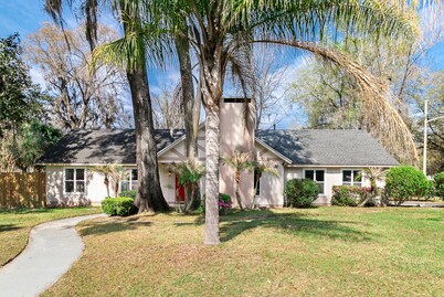 Modern Pool Home Near UF, Downtown, & Devil's Millhopper Geological State Park