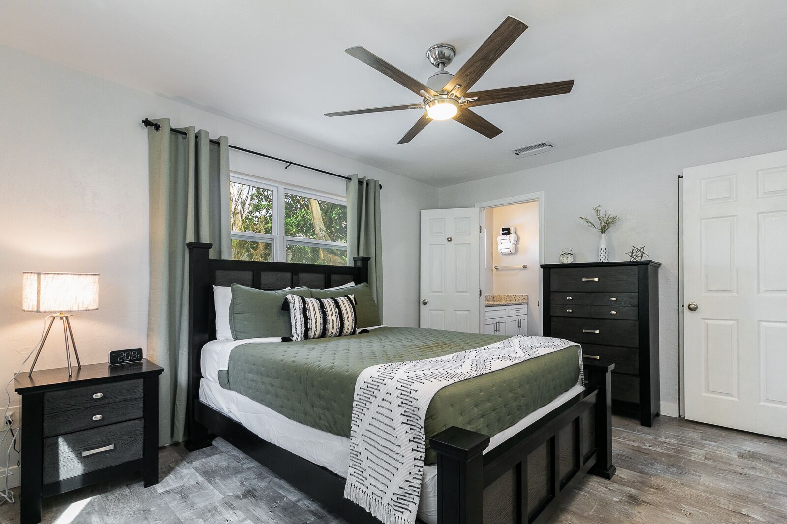 3 bedrooms, desk, iron/ironing board, travel crib