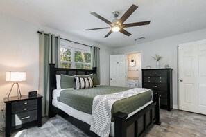 3 habitaciones, escritorio y tabla de planchar con plancha