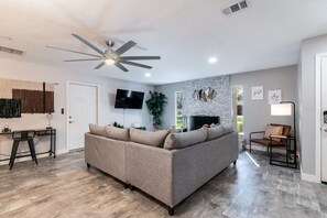 Smart TV, DVD player - Modern Pool Home Near UF, Downtown, & Devil's Millhopper Geological State Park (Gainesville)