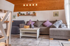 Una televisión, una chimenea