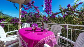 House | Outdoor dining