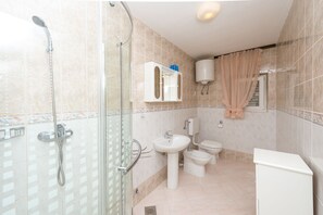 Casa | Bagno | Doccia, asciugacapelli, asciugamani